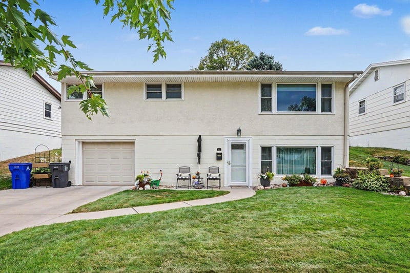 452 Howard St N, Saint Paul, MN 55119
