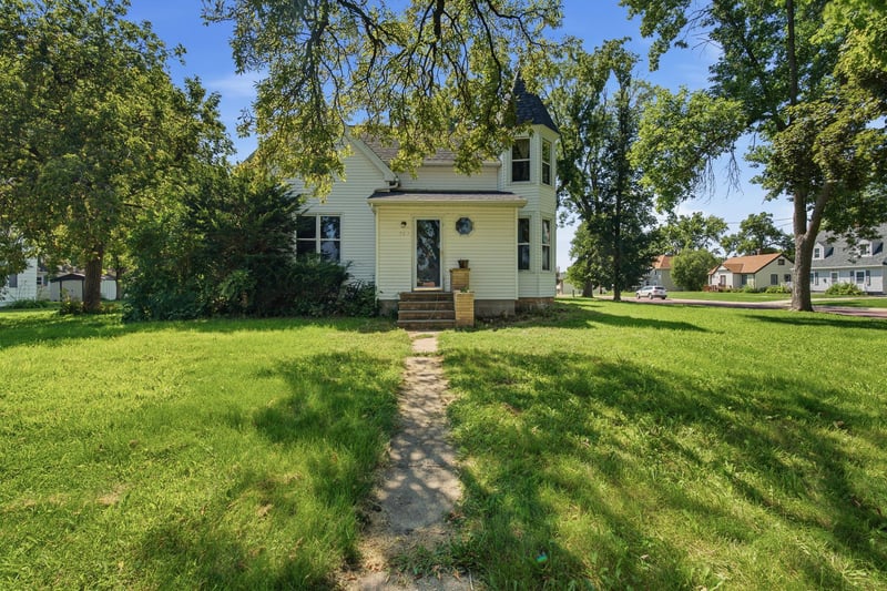 204 E 12th St, Blue Earth, MN 56013
