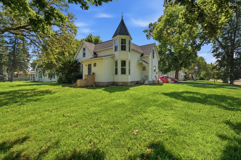 204 E 12th St, Blue Earth, MN 56013