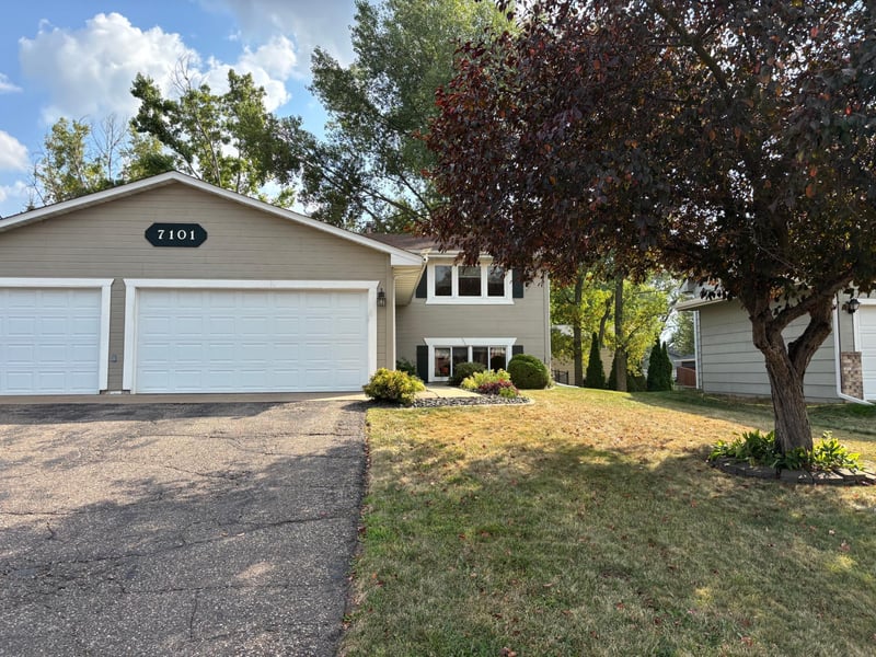 7101 Upper 17th St N, Oakdale, MN 55128