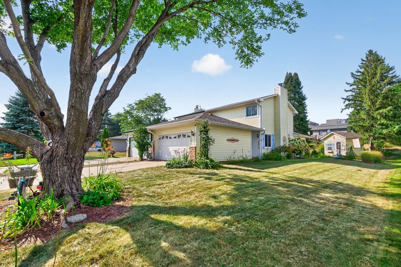 16614 Terrey Pine Dr, Eden Prairie, MN 55347