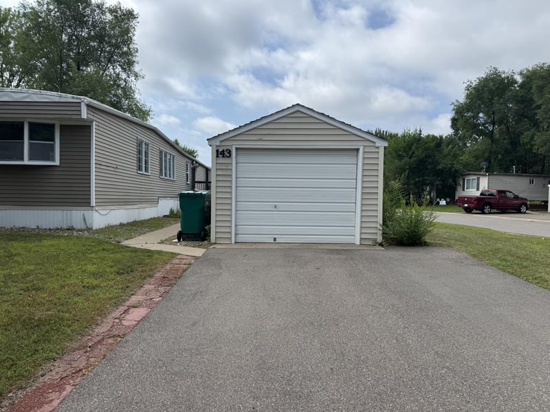 143 Judith Dr, Chaska, MN 55318