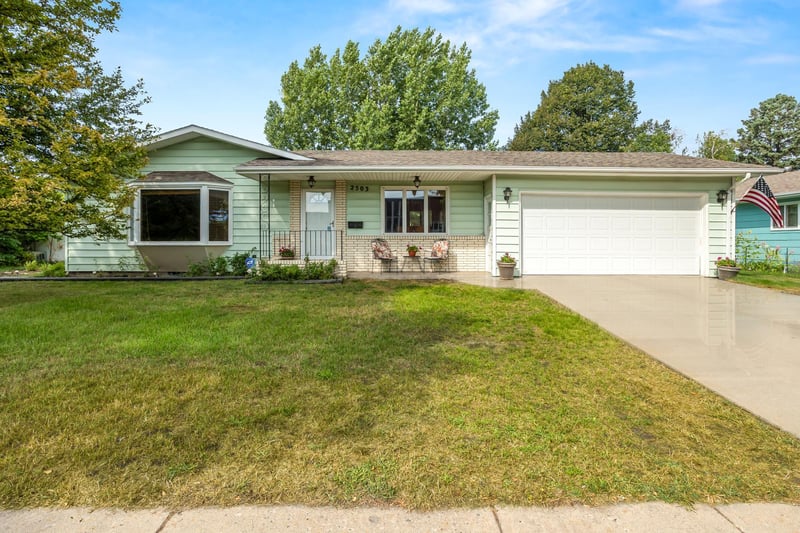2503 14th St S, Moorhead, MN 56560