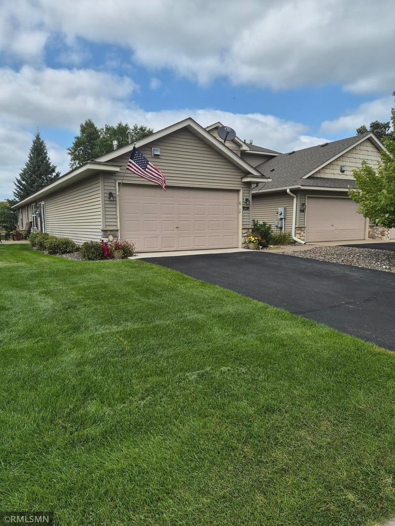 920 Fairfield Pl NW, Isanti, MN 55040