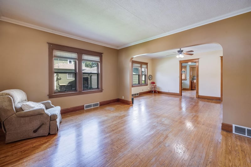 315 W 6th St, Blue Earth, MN 56013