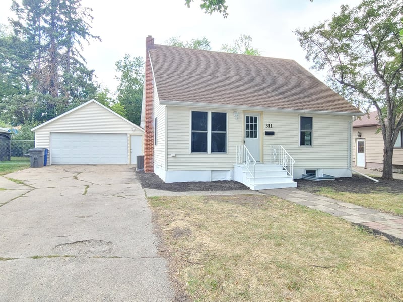 311 14th St N, Moorhead, MN 56560