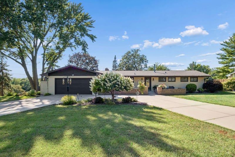 4501 Terracewood Dr, Bloomington, MN 55437
