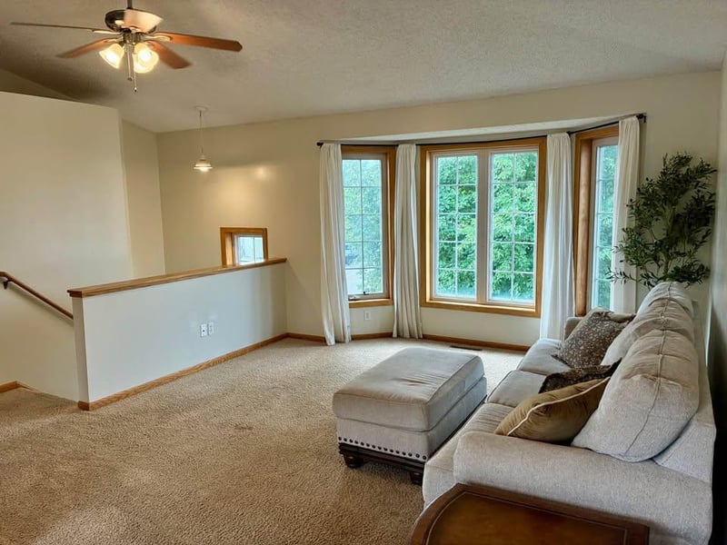 1283 Creekside Dr, Waconia, MN 55387