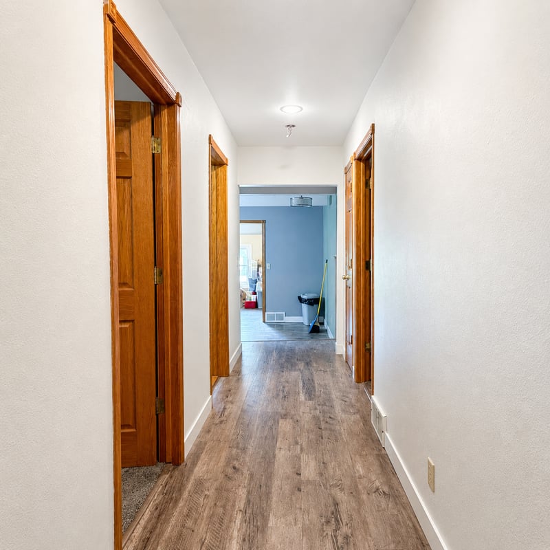 212 W Grant St, Ceylon, MN 56121