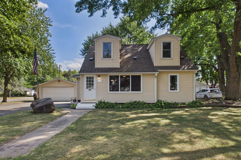 1474 Burke Ave E, Maplewood, MN 55109