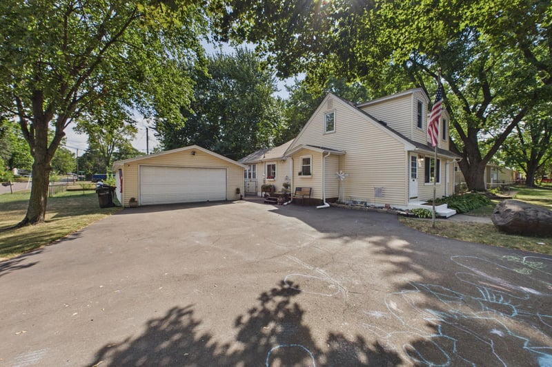 1474 Burke Ave E, Maplewood, MN 55109