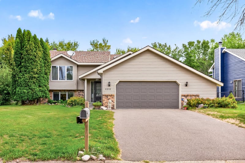 3212 Sunset Lake Dr, Burnsville, MN 55337