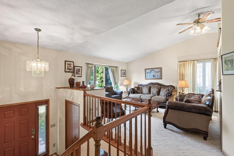 3212 Sunset Lake Dr, Burnsville, MN 55337