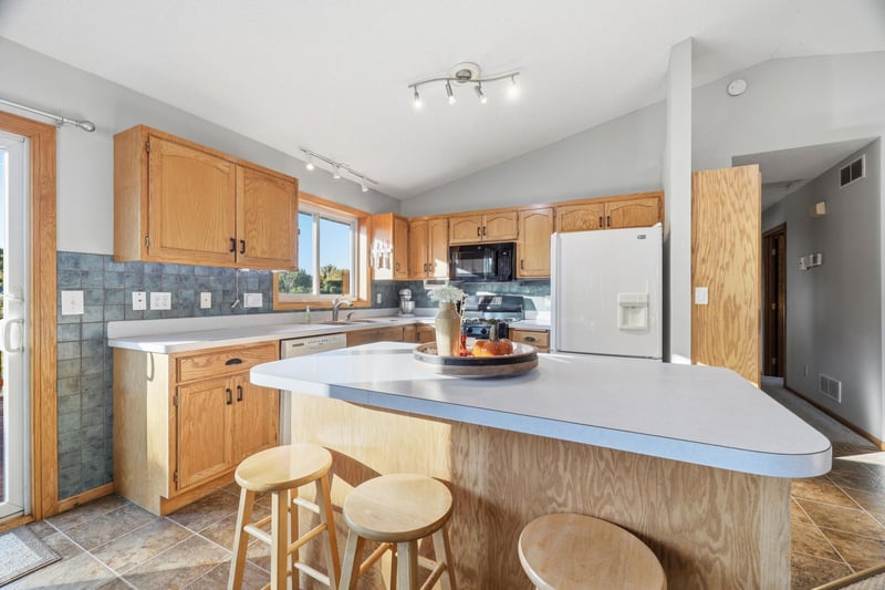 1475 Oak Ridge Cir, Monticello, MN 55362