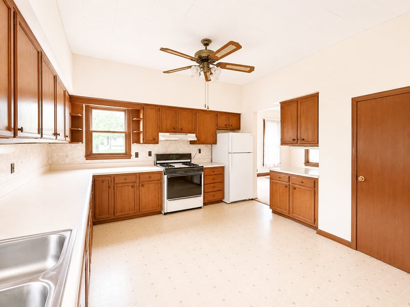 713 N Broadway St, Le Roy, MN 55951