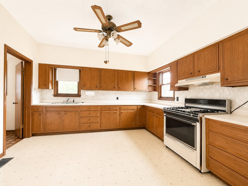 713 N Broadway St, Le Roy, MN 55951