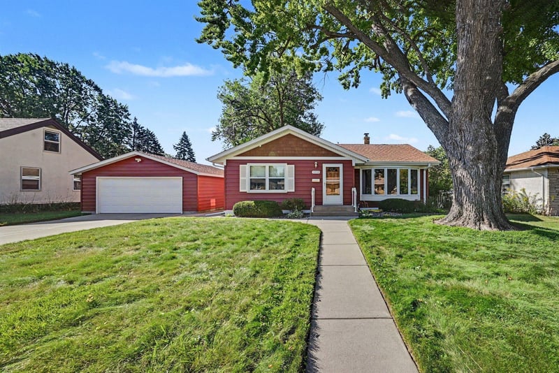 1258 Ryan Ave W, Roseville, MN 55113
