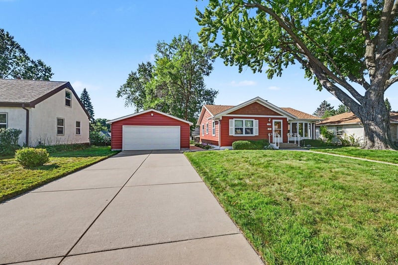 1258 Ryan Ave W, Roseville, MN 55113