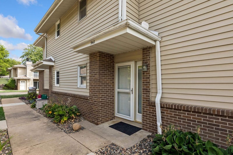 942 E Travelers Trl #58, Burnsville, MN 55337