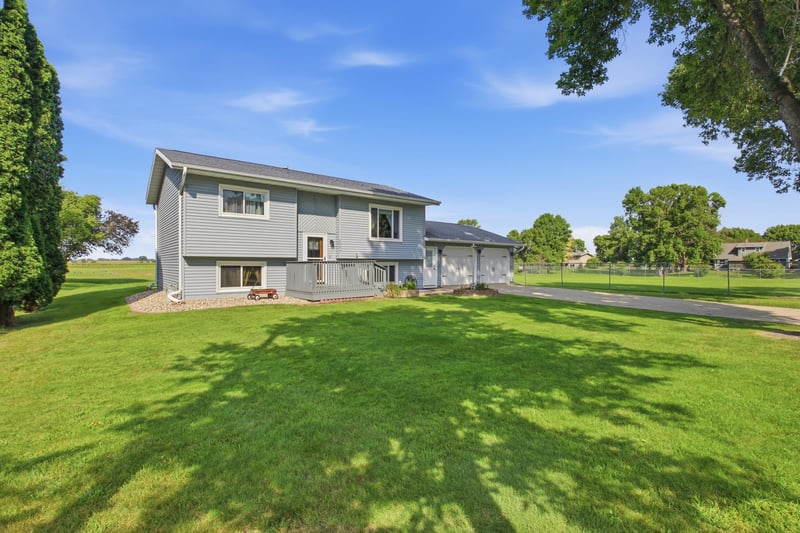 2004 25th St SW, Willmar, MN 56201