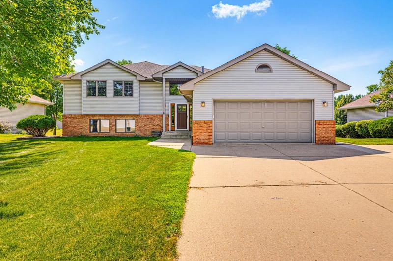 160 Orchard Ave SE, Hutchinson, MN 55350