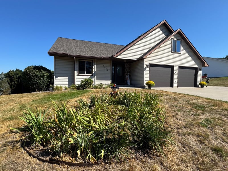 4002 Oak Knoll Dr, Eau Claire, WI 54701