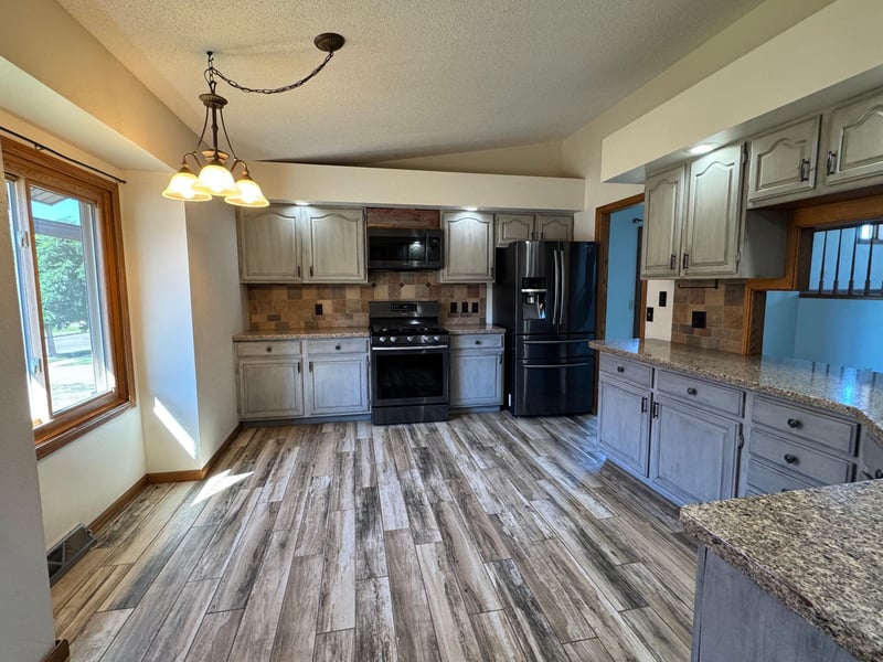 4002 Oak Knoll Dr, Eau Claire, WI 54701