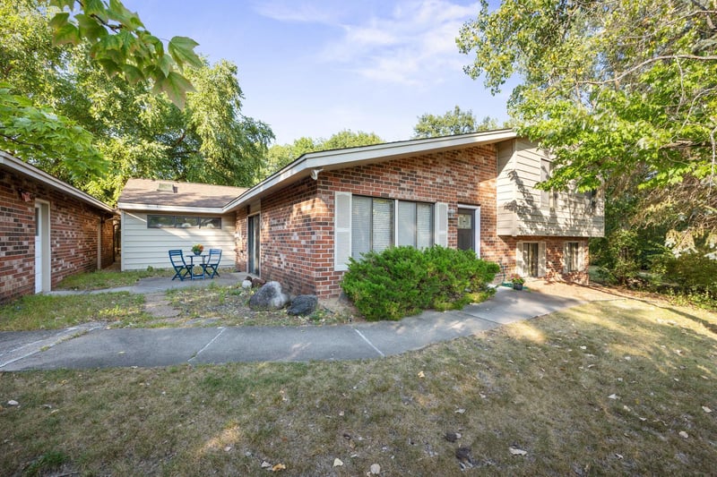 2241 Country Ln, Minnetonka, MN 55305