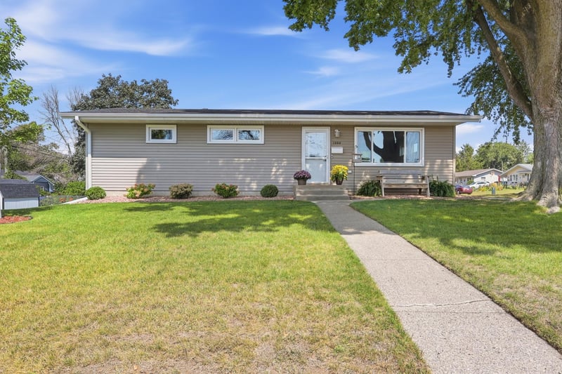 1008 9th St SW, Faribault, MN 55021