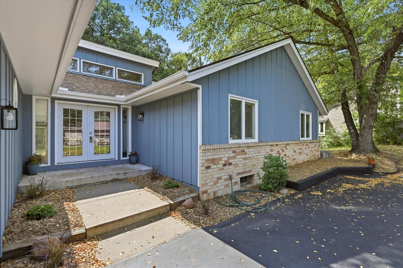 1592 Sherwood Ct, Eagan, MN 55122