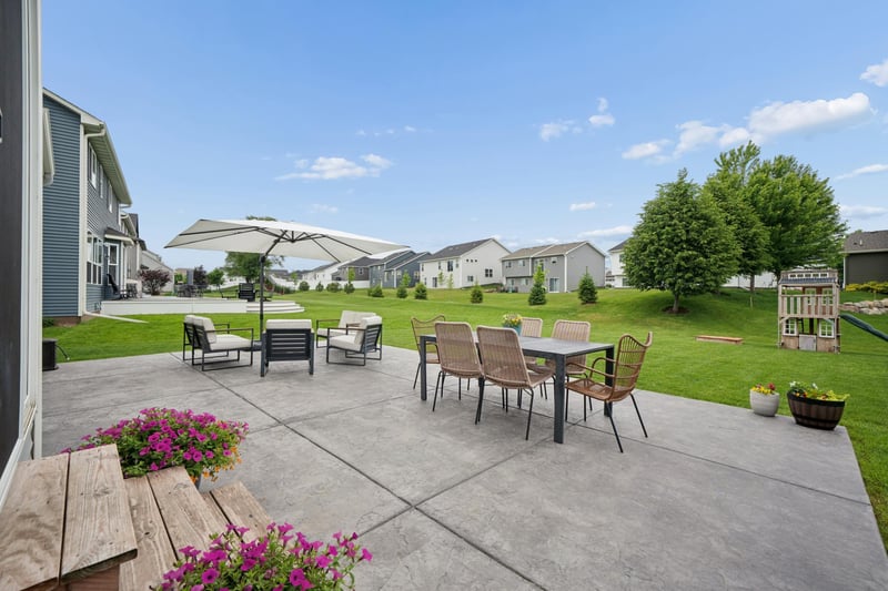 1416 Copper Hills Dr, Carver, MN 55315