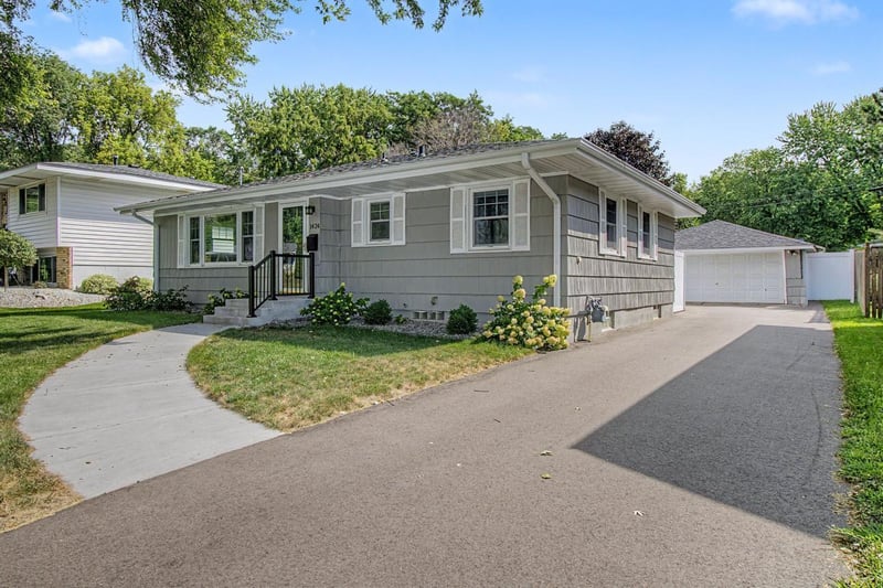 1424 Rhode Island Ave N, Golden Valley, MN 55427