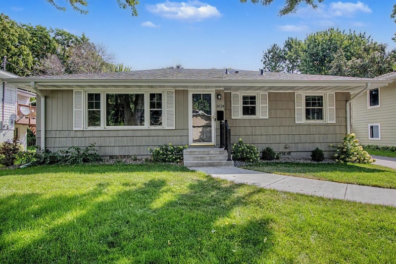 1424 Rhode Island Ave N, Golden Valley, MN 55427
