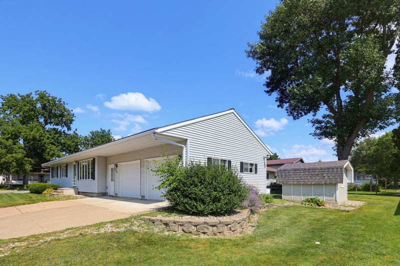 108 Park St N, Fairfax, MN 55332