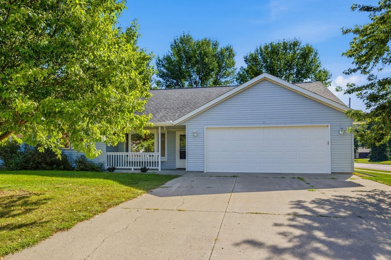 1602 Mcleod Ave N, Glencoe, MN 55336