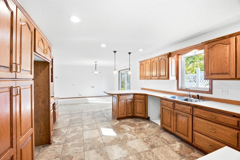 1602 Mcleod Ave N, Glencoe, MN 55336