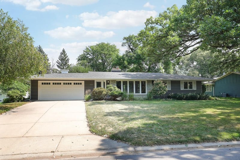 2430 Vale Crest Rd, Golden Valley, MN 55422