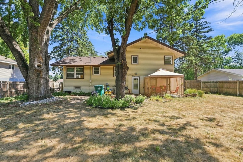 6933 Brunswick Ave N, Brooklyn Park, MN 55429