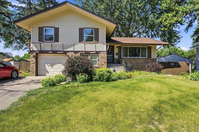 6933 Brunswick Ave N, Brooklyn Park, MN 55429