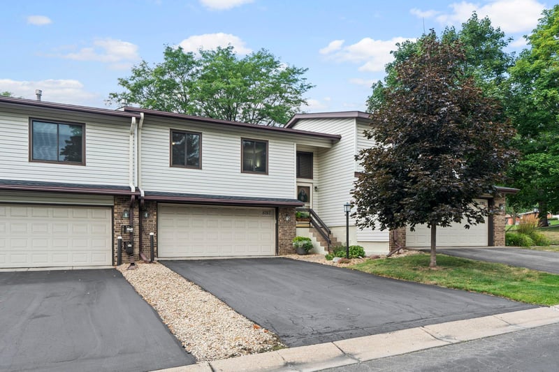 5757 Hyland Courts Dr, Bloomington, MN 55437