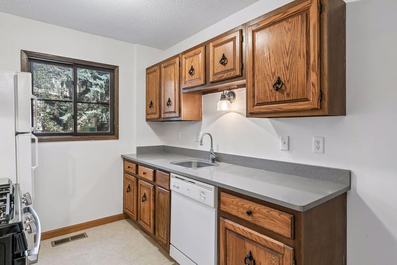 13748 Heather Hills Dr, Burnsville, MN 55337