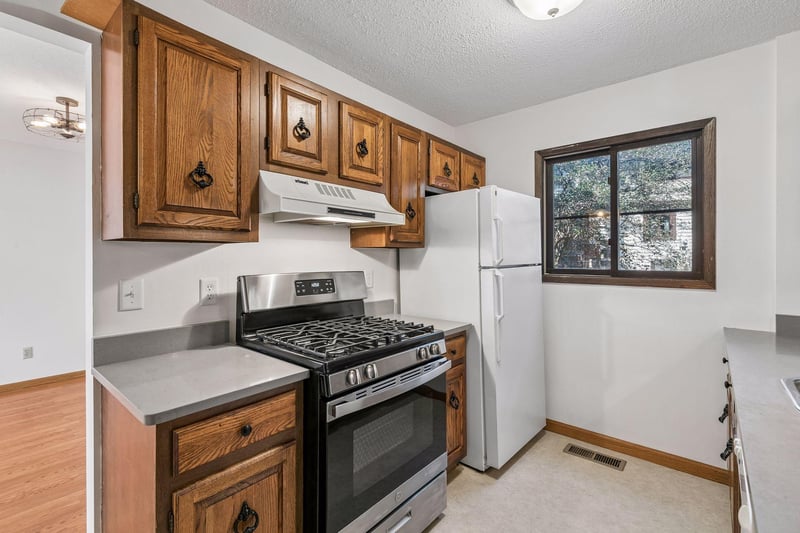 13748 Heather Hills Dr, Burnsville, MN 55337