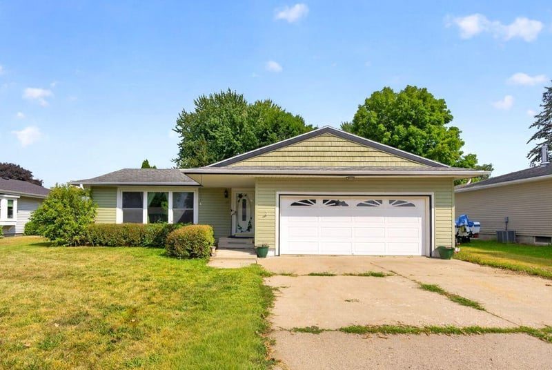115 1st St SE, Plainview, MN 55964