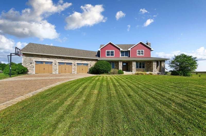 751 S 12th St, Bird Island, MN 55310
