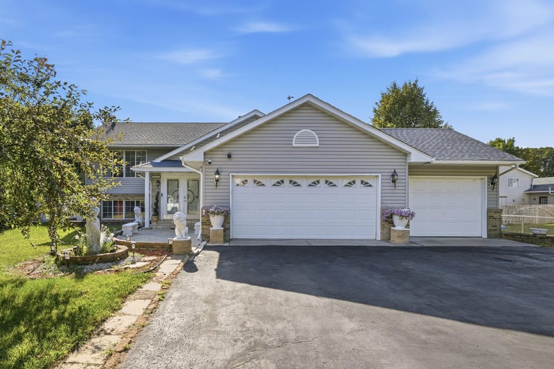 38554 8th Ave, North Branch, MN 55056