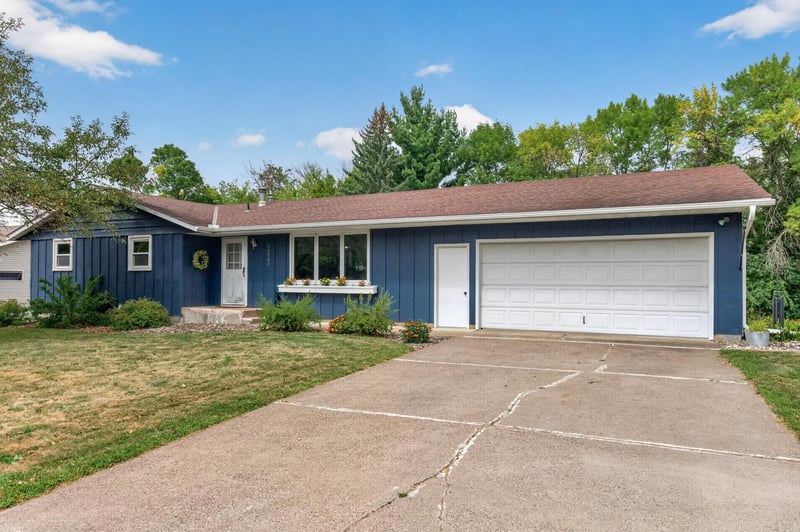 30880 Belair Dr, Lindstrom, MN 55045