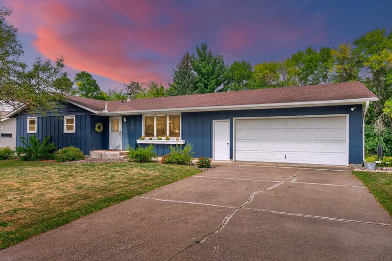 30880 Belair Dr, Lindstrom, MN 55045
