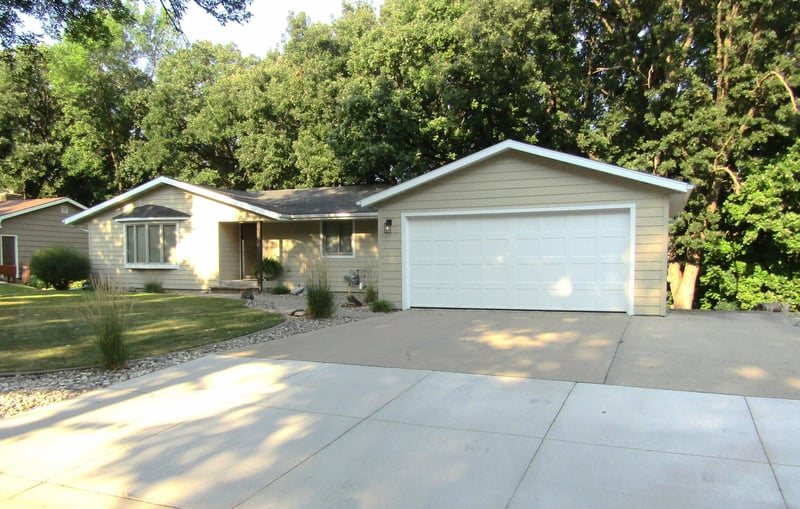 1409 Oak Dr, Montevideo, MN 56265