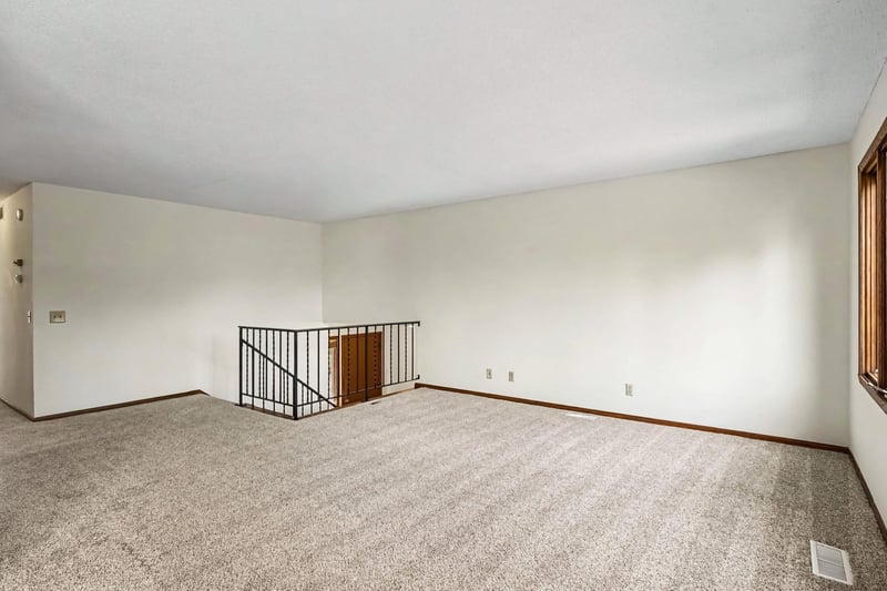 3053 Pine Ridge Dr, Eagan, MN 55121