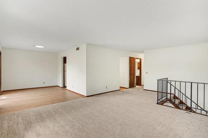 3053 Pine Ridge Dr, Eagan, MN 55121